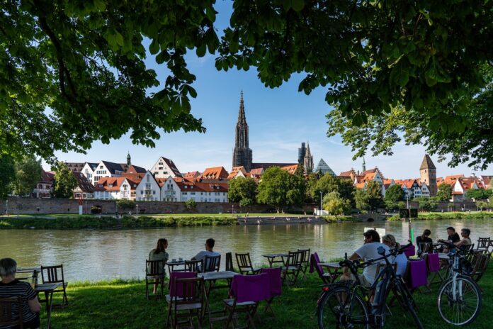 donau Ulm: Von der Uferbar am Donau-Ufer hat man einen tollen Blick auf die fast 1.200 Jahre alte Stadt; Bildnachweis: TMBW / Joachim Negwer