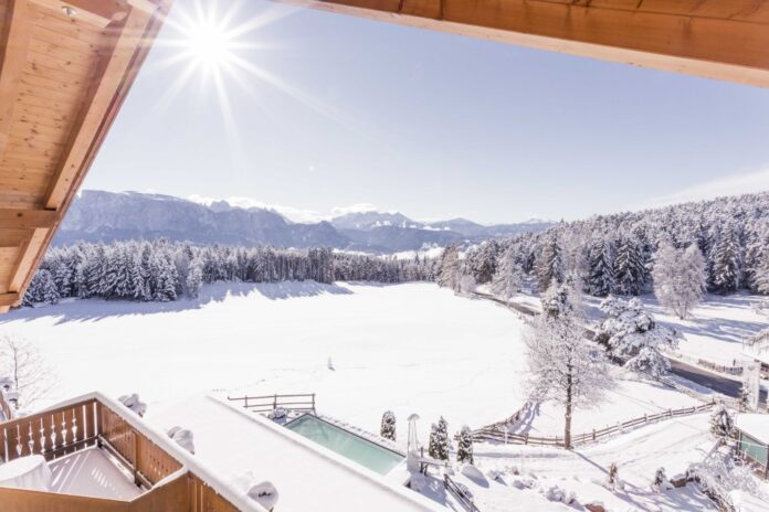 Zur Winterfrische auf den Ritten … wo Barbara Waldküche kocht und die Wellness in der Natur liegt Ausblick vom Hotel im Winter Quelle: Hotel Tann