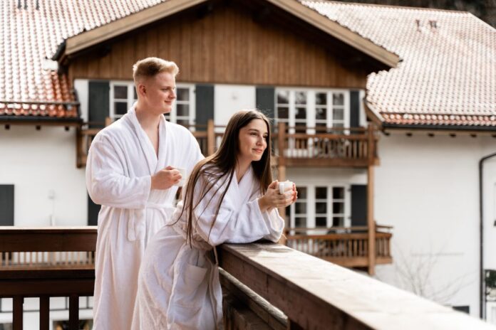 Zusammen den Ausblick am Balkon bewundern Quelle: Berghotel Hammersbach